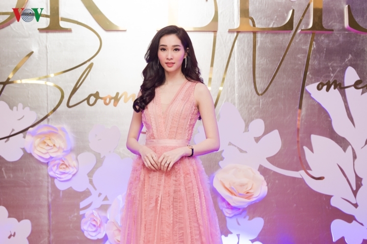 Hoa hậu Đặng Thu Thảo đẹp hút hồn với đầm dạ hội ren hồng | Báo ...