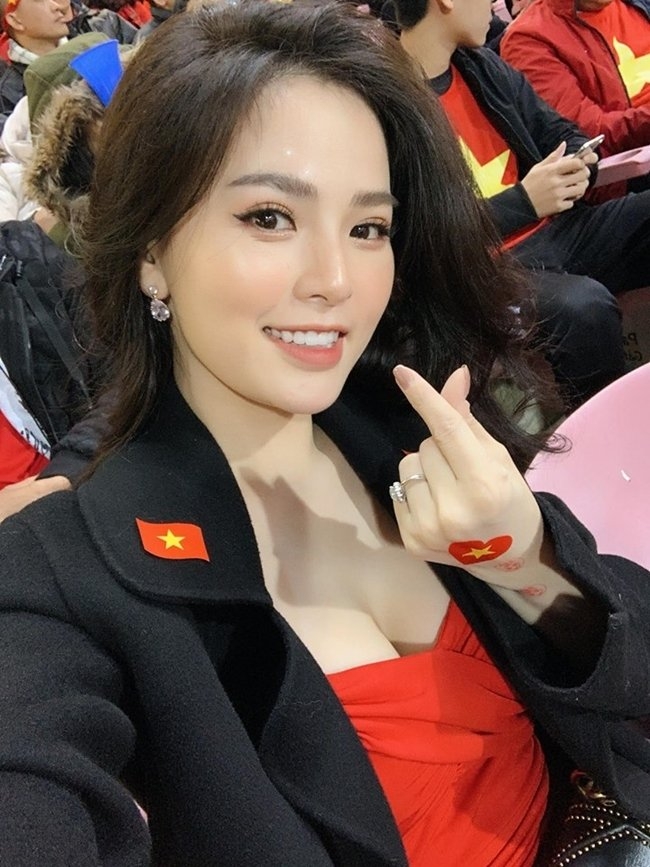 Nach einem halben Jahr medizinischer Behandlung erregte Trang Phi plötzlich die Aufmerksamkeit von Reportern, als er auf der Tribüne saß, um das Spiel der vietnamesischen Mannschaft beim AFF Cup 2018 zu verfolgen.