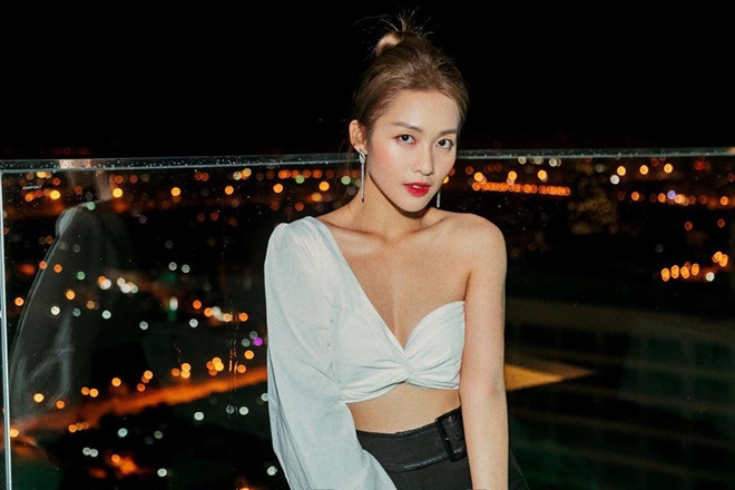 Chi Pu Mặc Váy Hồng Sexy, Jun Vũ Khoe Ngực Căng Đầy Với Áo Hai Dây | Báo  Gia Lai Điện Tử