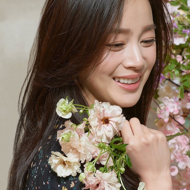 Kim Tae Hee là một nữ diễn viên nổi tiếng xứ Hàn với nét đẹp ngọt ngào và tài năng diễn xuất tự nhiên. Cô ấy đã tham gia vào nhiều phim truyền hình và điện ảnh phổ biến tại Hàn Quốc và nhận được nhiều giải thưởng quốc tế.