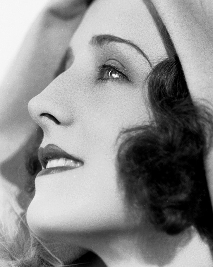 Trong lễ trao giải Oscar lần thứ ba, năm 1931, Norma Shearer là nghệ sĩ phụ trách công bố người chiến thắng giải Nữ diễn viên chính xuất sắc nhất. Kể từ năm đó, Shearer đã được đề cử hai lần trong cùng hạng mục đó, cuối cùng, cô cũng chính là người công bố tên của mình là người chiến thắng cho vai diễn trong The Divorcee. Đó là lần duy nhất một diễn viên được đề cử công bố người chiến thắng là chính họ.