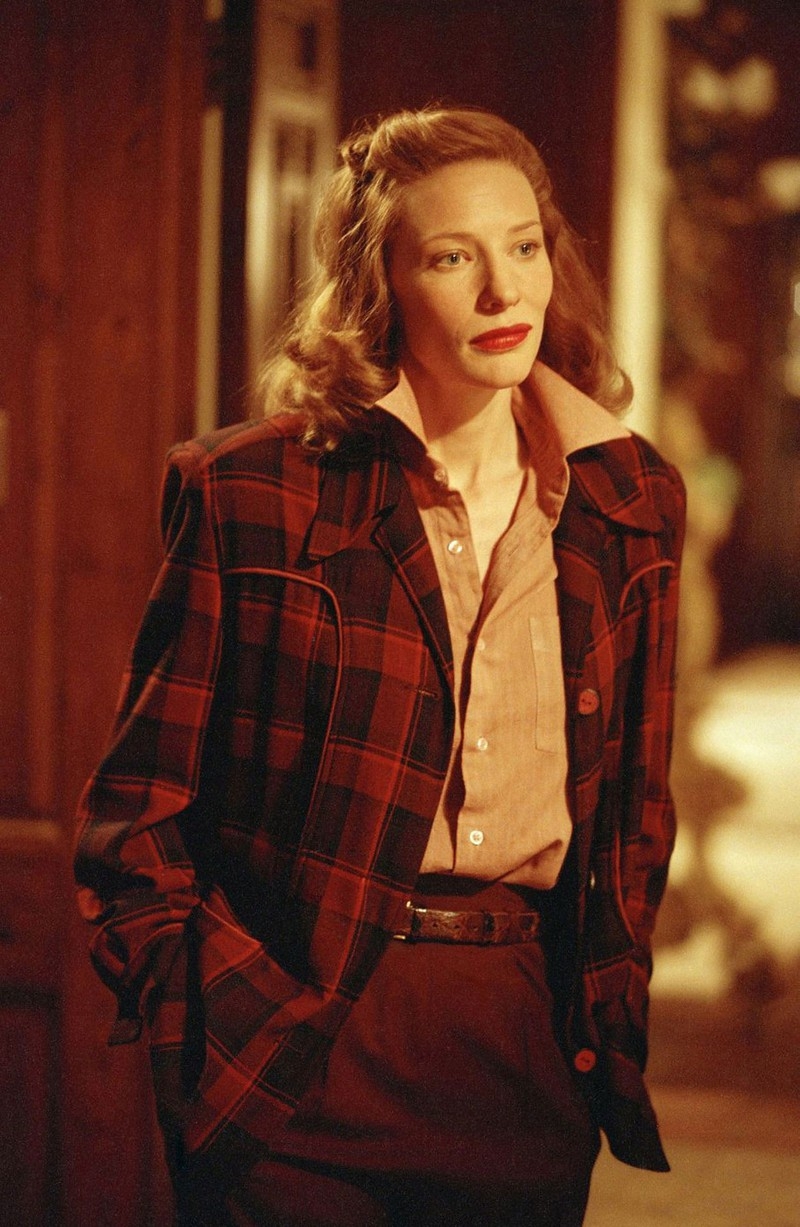 Cate Blanchett là nghệ sĩ đầu tiên giành được giải Oscar khi đóng vai người chiến thắng Oscar. Cô đóng vai Katharine Hepburn trong bộ phim 