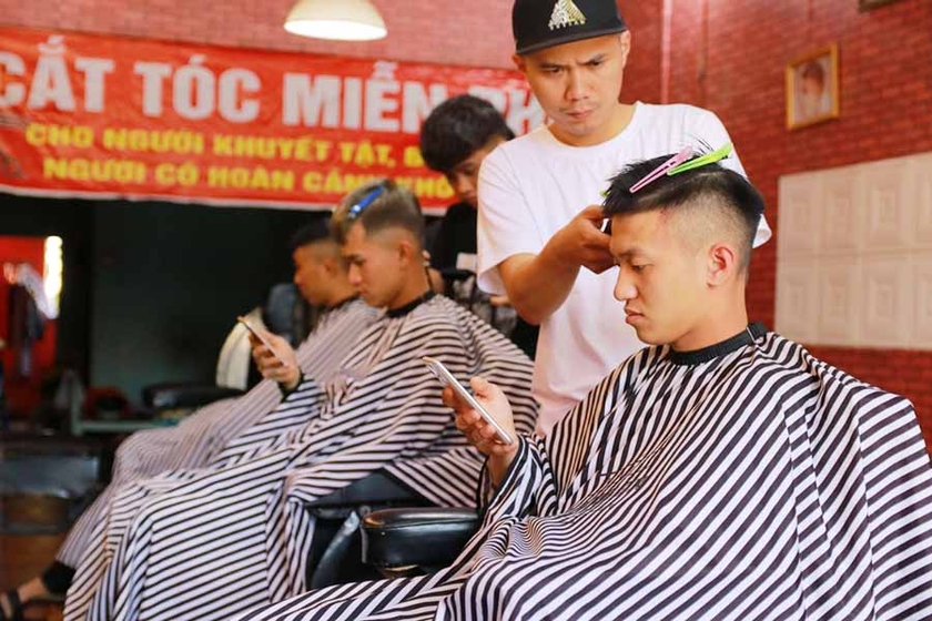 Chúng tôi là địa chỉ tin cậy cho những ai đang tìm kiếm dịch vụ cắt tóc nam chất lượng tại Pleiku. Với đội ngũ thợ có tay nghề và kinh nghiệm lâu năm, chúng tôi sẽ giúp bạn có được một kiểu tóc đẹp và sành điệu, phù hợp với nhu cầu của bạn. Đến với chúng tôi để trải nghiệm sự chuyên nghiệp và tận tâm của đội ngũ nhân viên.