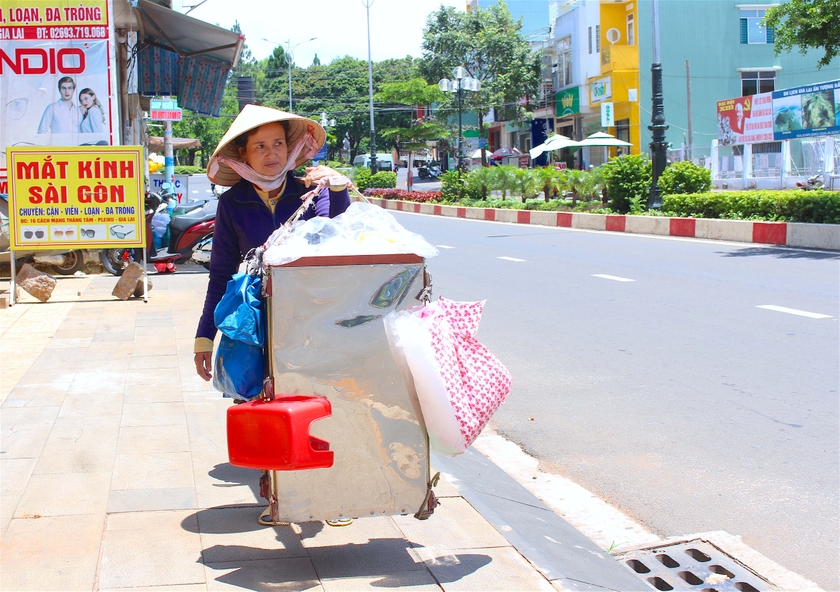 Bà Võ Thị Kim Xuyến với gánh tàu hũ trên vai trong một buổi trưa gay gắt nắng. Ảnh: Mộc Trà 