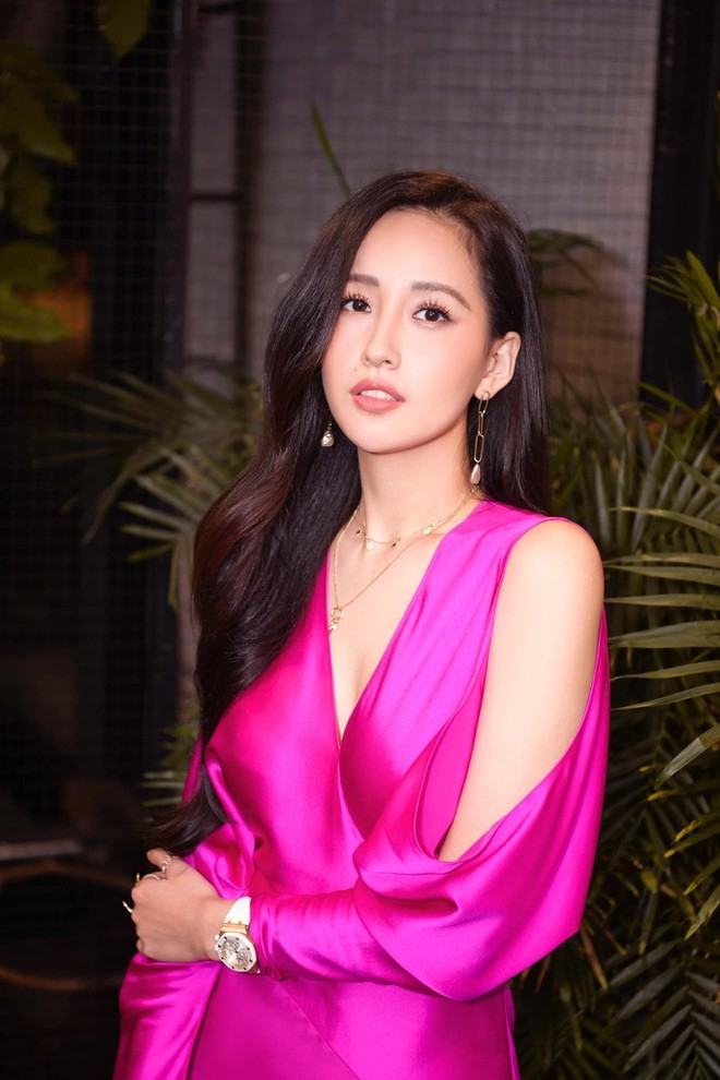 Obwohl sie über 30 Jahre alt ist, wird Mai Phuong Thuys Schönheit zunehmend beworben, so dass die Menschen sie jedes Mal bewundern, wenn sie auftaucht. Miss Vietnam 2006 verändert ihr Outfit kontinuierlich entsprechend dem herausragenden Farbblock-Trend, um ihre schöne und verführerische Schönheit zur Schau zu stellen. FOTO: HUY NGUYEN