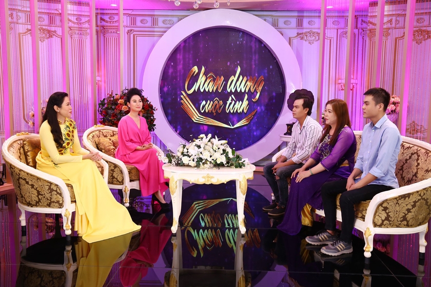 Vợ con nhạc sĩ Hoàng Phương trò chuyện cùng MC Quỳnh Hoa và ca sĩ Thuỳ Trang.