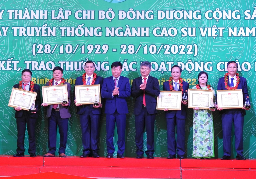 Ông Trương Công Tuyên nhận giải thưởng Phú Riềng Đỏ năm 2022. Ảnh: Hà Đức Thành