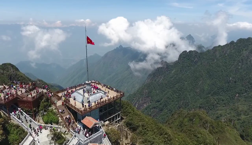 Cờ Phật giáo tung bay trên đỉnh Phan Xi Păng